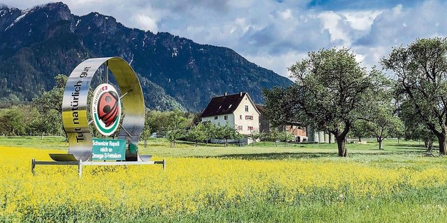 Auch dieses Jahr platziert IP-Graubünden in der Nähe der Autobahn einen Rapswagen, um die Konsument(innen) über die Produktion von gesundem Rapsöl hinzuweisen.