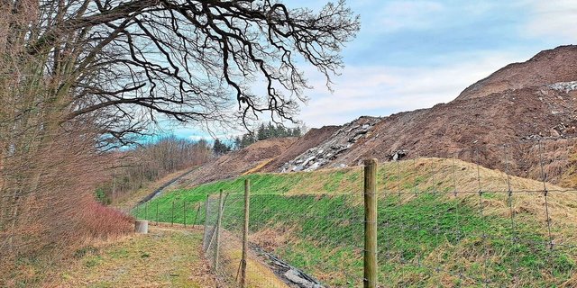 Auf der Abfalldeponie am Standort Chalberhau in Rümlang werden Abfälle vom Typ B entsorgt. Die bestehende Fläche (violetter Kartenausschnitt) soll in Zukunft erweitert werden (hellblauer Ausschnitt). Die Deponie kann am 15. Juni besichtigt werden.