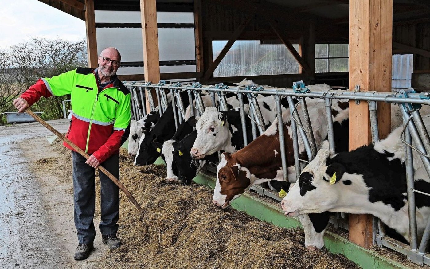 Trotz erreichtem Pensionsalter steht Erich Walker täglich im Stall. Die Arbeit mit den Tieren bereitet ihm viel Freude. 