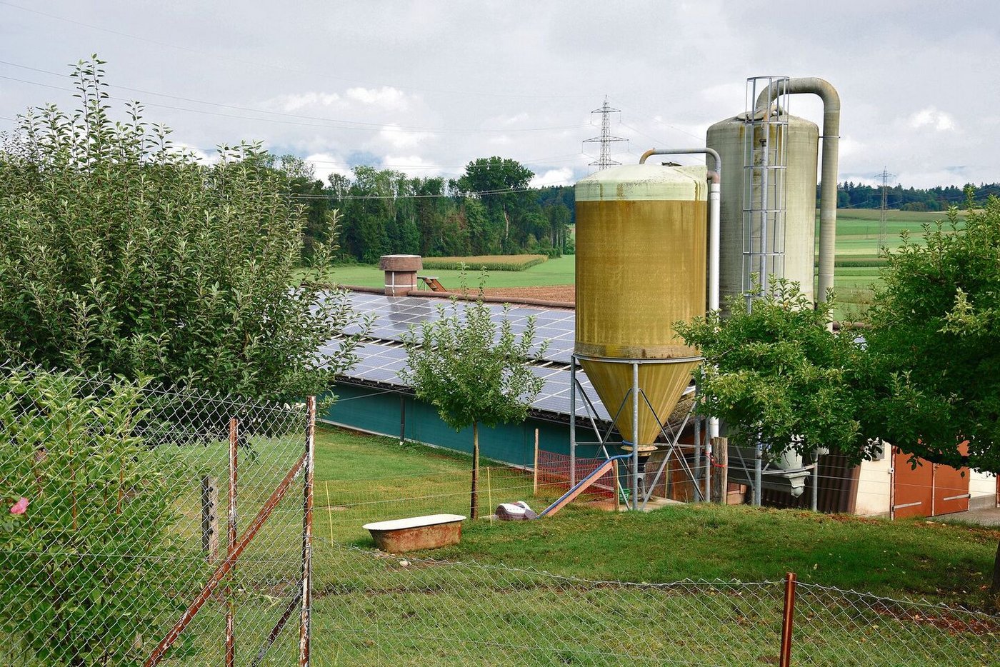 Stuckis haben die Halle und die Pouletweide vom Wohnhaus aus gut im Blick, was die Überwachung vereinfacht.