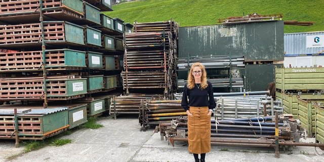 Ladina Bordoli auf dem Gelände des familieneigenen Baugeschäfts.
