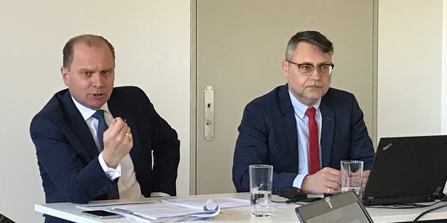 Der Waadtländer Staatsrat Philippe Leuba und der Zuger Landwirtschaftamtsleiter Roger Bisig präsentieren die Forderungen der LDK. (Bild akr)