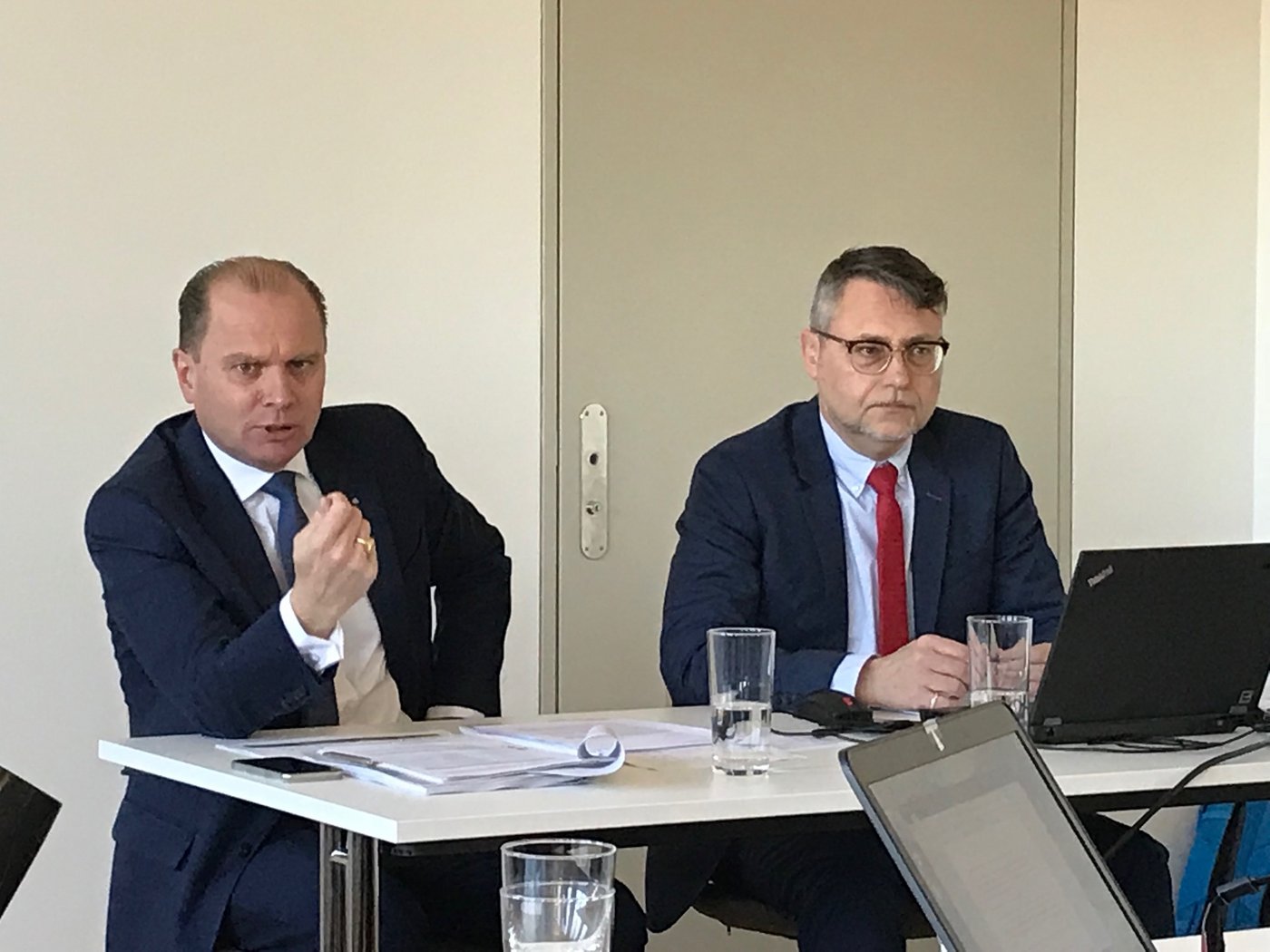 Der Waadtländer Staatsrat Philippe Leuba und der Zuger Landwirtschaftamtsleiter Roger Bisig präsentieren die Forderungen der LDK. (Bild akr)