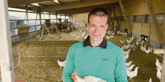 Bruno Stadelmann vor dem Wintergarten für die Legehennen. Er müsste bei Annahme der Trinkwasser-Initiative auf Direktzahlungen verzichten, wenn er bei der Geflügelhaltung bleiben will. (Bilder Josef Scherer)
