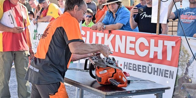 Philipp Amstutz beim Wechseln der Kettensäge. Bei dieser Disziplin muss die Sägeeinrichtung möglichst schnell zerlegt und wieder zusammengesetzt werden. 