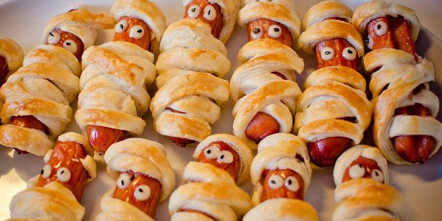 Man blieb zu Hause und kochte selbst im Jahr 2020 – z. B. Würstchen im Teigrock. (Bild TheUjulala / Pixabay)