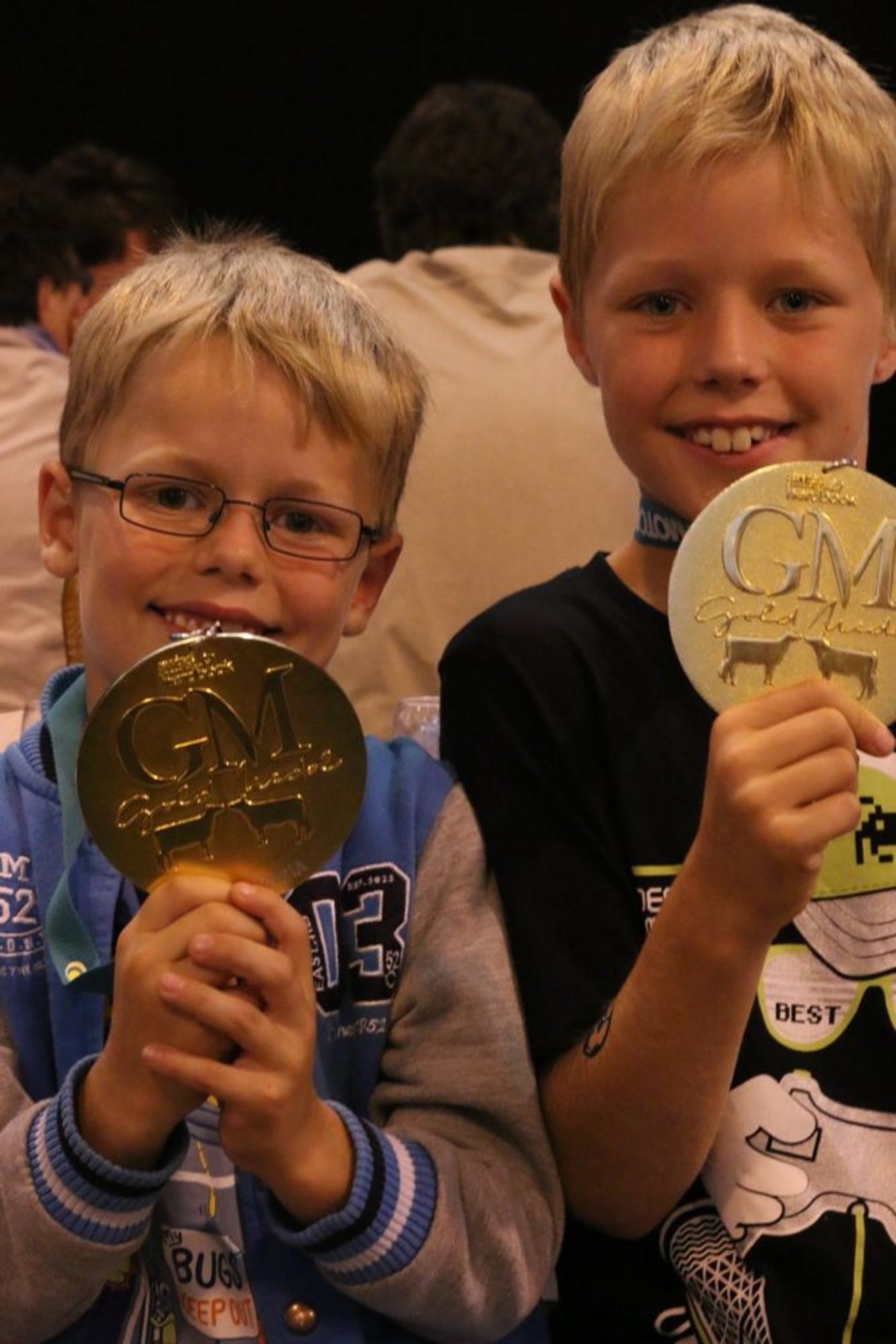 Legende Stolz präsentieren Andrin und Loris Sommer, Wynigen, zwei Goldmedaillen. (Bild Simone Barth)