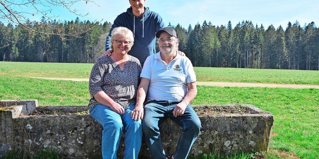 Loïc mit seinen Eltern Priska und Ernest Sprunger. Der junge Meisterlandwirt hat auf den 1. Januar 2025 den Betrieb übernommen.