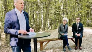 David Eray, Katrin Schneeberger und Stefan Müller informierten in der Ajoie vor Ort im Wald.