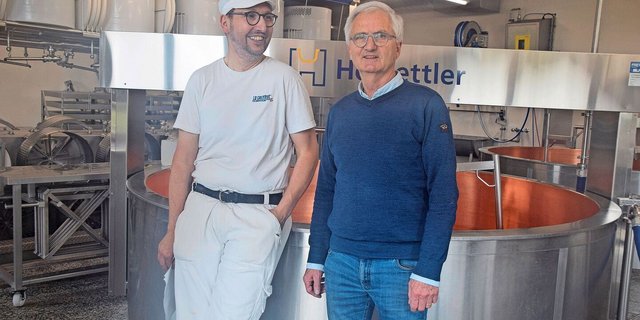 Der Präsident der Käsereigenossenschaft Daniel Perler (r.) und der Käser Louis-Alexandre Yerly.