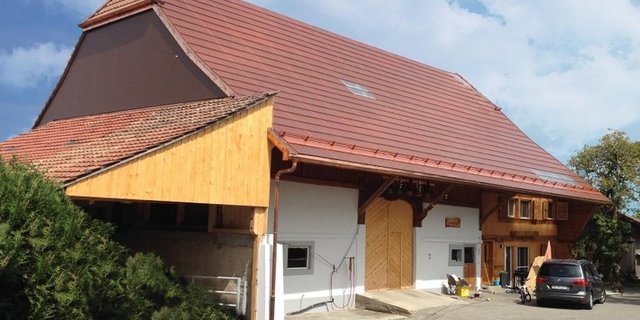 Das Dach mit ziegelfarbigen Solarmodulen. (Bild Energeia, BFE)