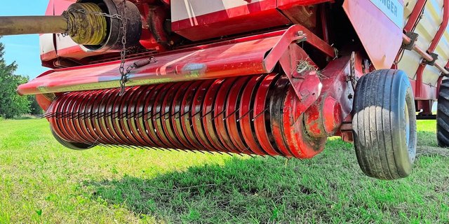 Das Pick-up des Ladewagens arbeitet meist zuverlässig und ohne viel Aufmerksamkeit des Bedieners oder der Bedienerin. Eine Wartung der Stahlzinken ist aber wichtig, um eine hohe Durchsatzleistung erzielen zu können.