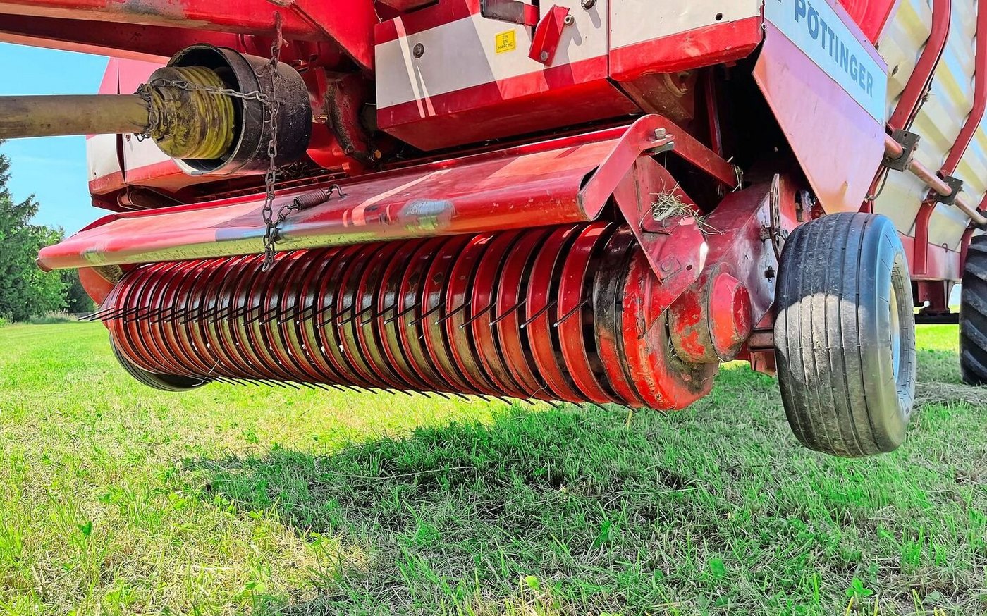 Das Pick-up des Ladewagens arbeitet meist zuverlässig und ohne viel Aufmerksamkeit des Bedieners oder der Bedienerin. Eine Wartung der Stahlzinken ist aber wichtig, um eine hohe Durchsatzleistung erzielen zu können.