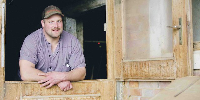 Thomas Sempach ist ein Chrampfer: Er führt einen Bauernhof, schwingt auf hohem Niveau und arbeitet noch Teilzeit als Maurer. Trotzdem strömt er Entspannung aus. (Bilder Flavian Cajacob)