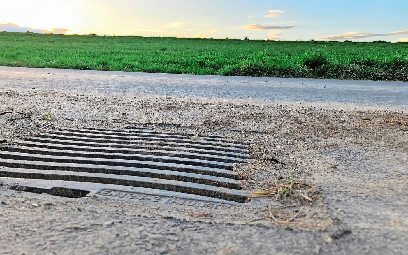 Für die Beurteilung des Abschwemmungsrisikos sind die Neigung der Parzelle und die Entwässerung einer Strasse oder eines Wegs wichtig. Wie weit ein Schacht dabei von der fraglichen Parzelle entfernt ist, spielt keine Rolle. 