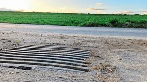 Für die Beurteilung des Abschwemmungsrisikos sind die Neigung der Parzelle und die Entwässerung einer Strasse oder eines Wegs wichtig. Wie weit ein Schacht dabei von der fraglichen Parzelle entfernt ist, spielt keine Rolle. 