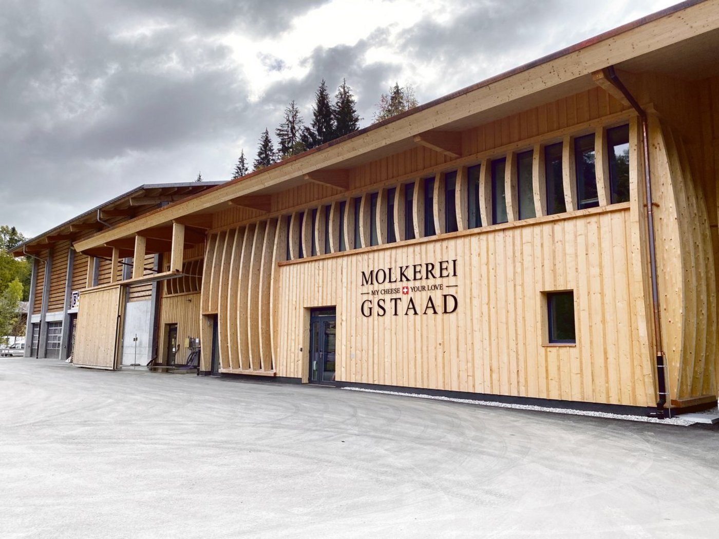 Rund 300 m³ zertifiziertes einheimisches Holz wurde in Gstaad für den Bau der neuen Molkerei verwendet. Eine Herzensangelegenheit der Verantwortlichen.  (Bild René Ryser)