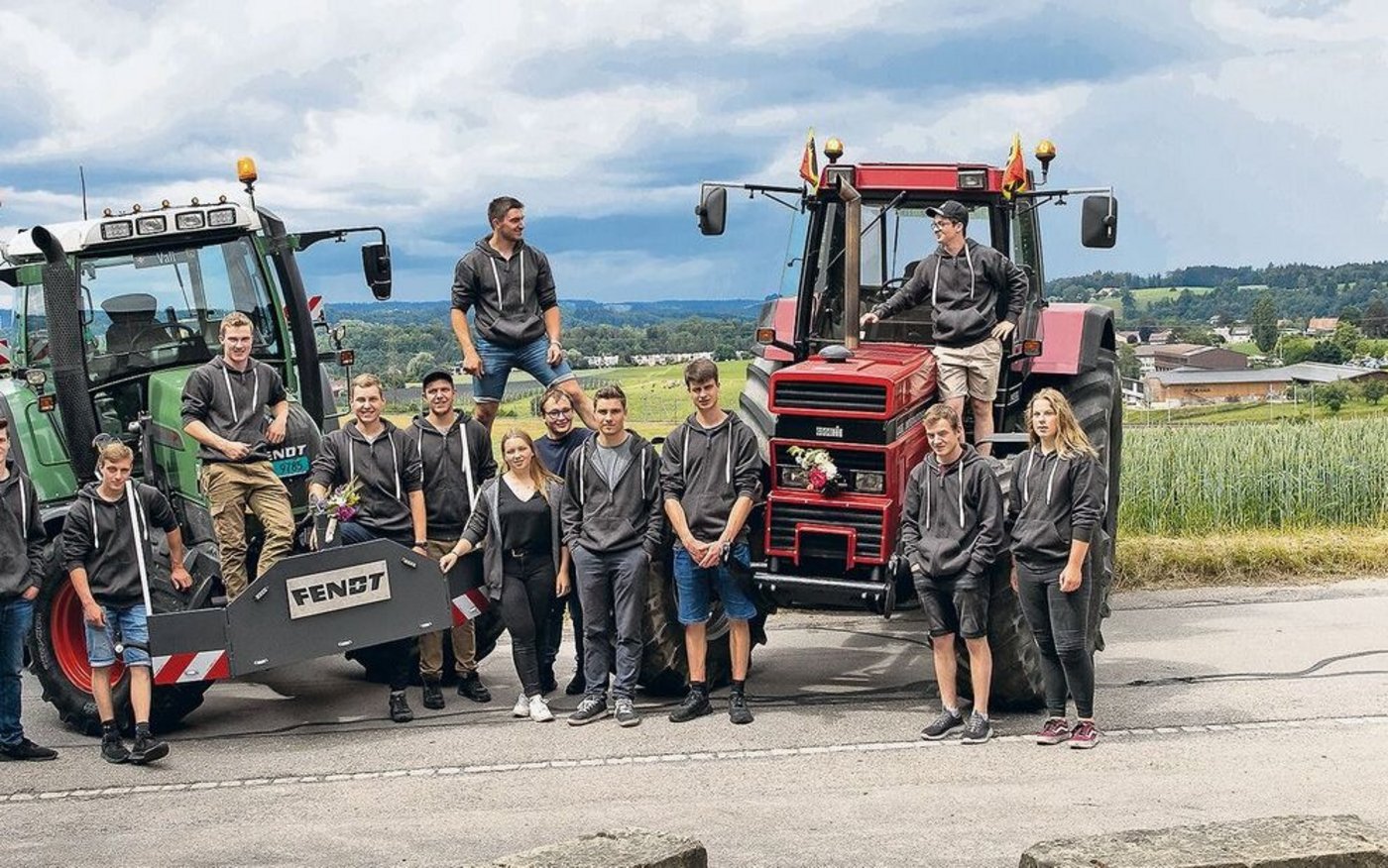 Die Landwirtinnen und Landwirte EFZ der Klasse 3B posieren mit PS-Unterstützung. 