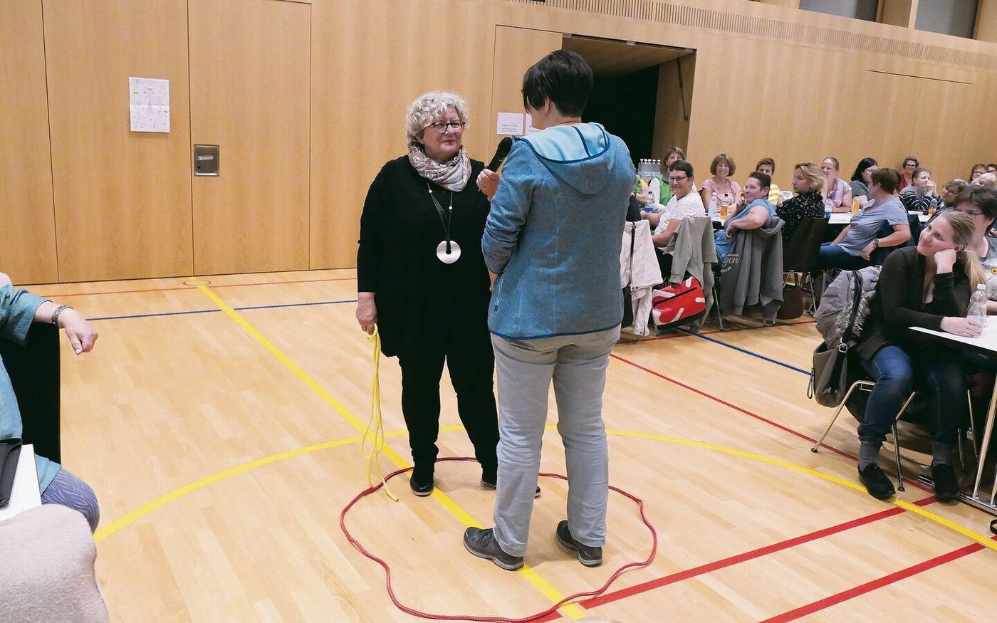 Stressregulations-Trainerin Sonja Hiltebrand (links) bei einer Übung zur persönlichen Abgrenzung.