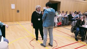 Stressregulations-Tr Stressregulations-Trainerin Sonja Hiltebrand (links) bei einer Übung zur persönlichen Abgrenzung.