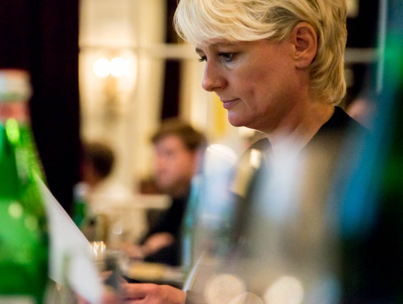 Isabelle Moret setzt sich nach ihrer Begrüssung wieder an ihren Platz und überlässt die Bühne den weiteren Referenten. (Bild hja)