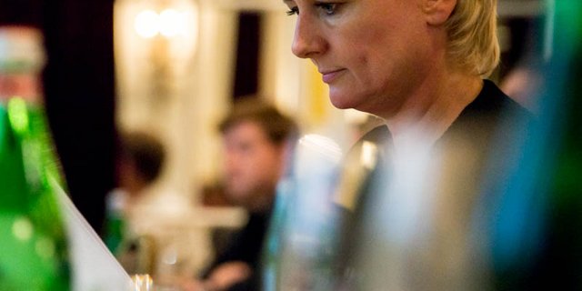 Isabelle Moret setzt sich nach ihrer Begrüssung wieder an ihren Platz und überlässt die Bühne den weiteren Referenten. (Bild hja)