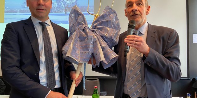 Jacques Bourgeois übergibt sein Amt als SBV-Direktor im Februar symbolisch an Martin Rufer. (Bild akr)