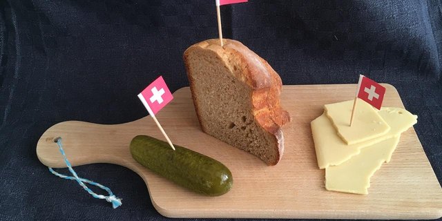 Essiggurken, Brot und Käse – das gibt es heute schon alles aus der Schweiz. Bei Kaffee oder Kakao wird das aber kaum je der Fall sein. (Bild jsc)
