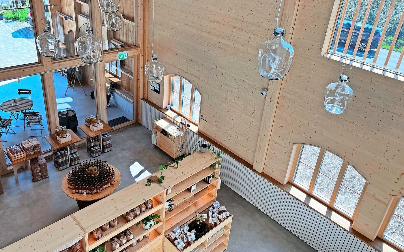 Der luftige Neubau bietet unter anderem für den Hofladen und das Café.