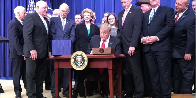 Trump unterzeichnet die Farm-Bill. (Bild Twitter)