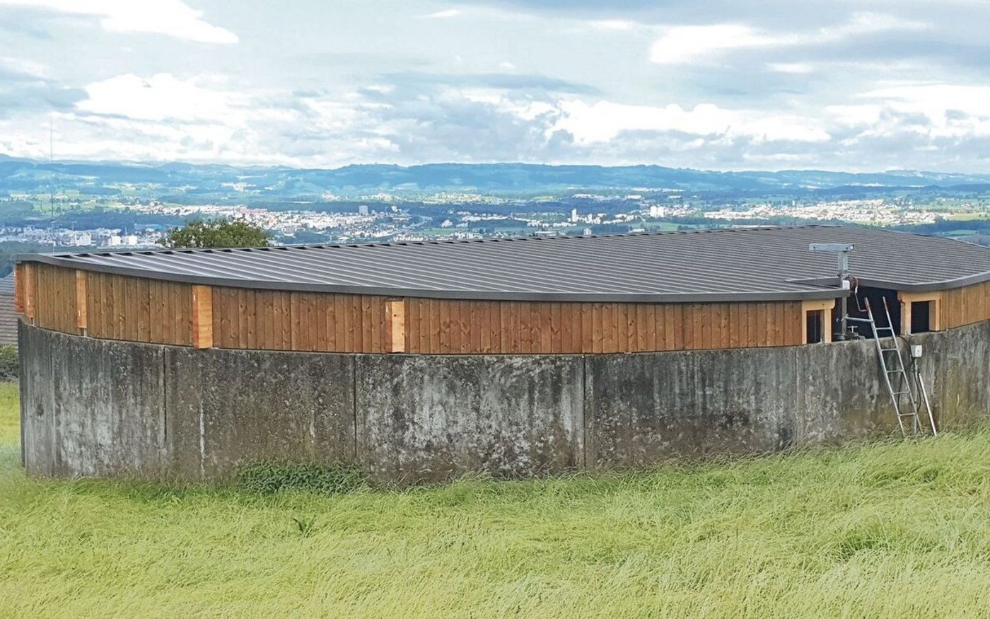 Abdecksysteme mit Holz, ergänzt mit isolierten Blechpaneelen: Individuelle Öffnungen und Anpassungen sind hier einfacher zu realisieren.  