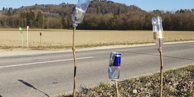 Laut Gerhard Fehr sollten Schilder am Feldrand gegen Littering helfen. Vielleicht tun es auch kreative Mahnmale. (Bild lid)