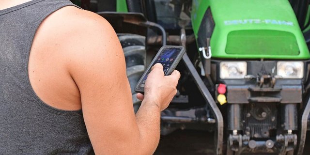 Mithilfe von digitalen Systemen können Faktoren wie geleistete Arbeitsstunden oder erledigte Arbeiten direkt über das Handy oder Tablet erfasst werden. 