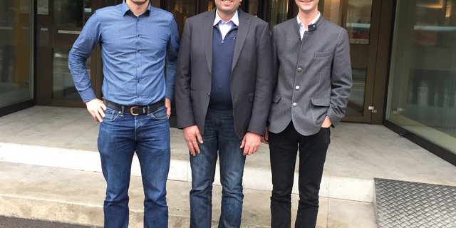 Simon Lanz, BLW, Thomas Roffler, Vorsitzender der Konferenz der Bauernverbände im Berggebiet und Grossrat Reto Crameri in Bern (v.l.n.r). (Bild zVg)