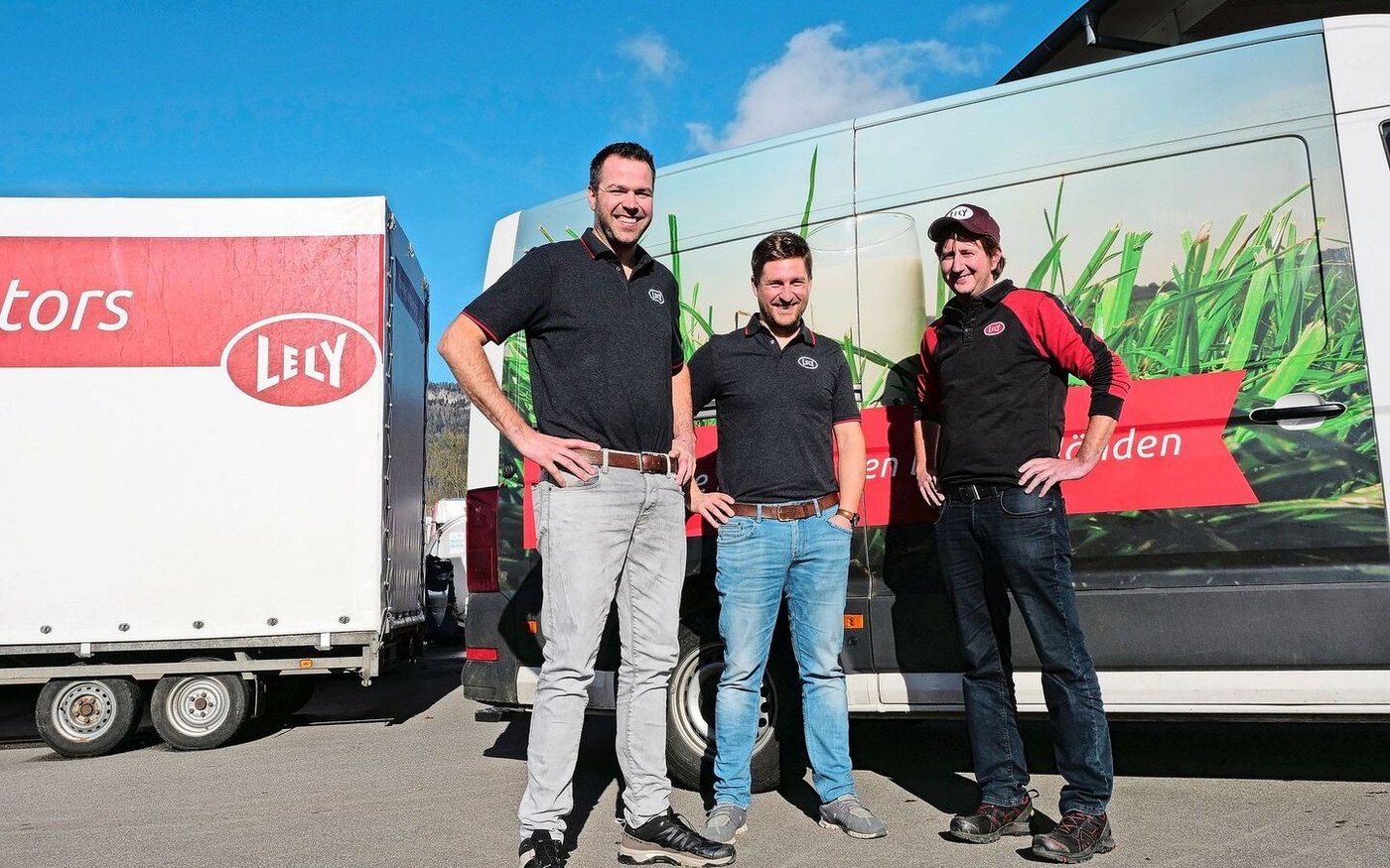Mit den Gummistiefeln im Kofferraum machen die Verkäufer von Lely ihre Runden. Marcel Schwager (mitte) ist es wichtig, dass man nicht nur vom Futtertenn in den Stall späht, sondern mitten drin steht und sieht, worum es geht. 