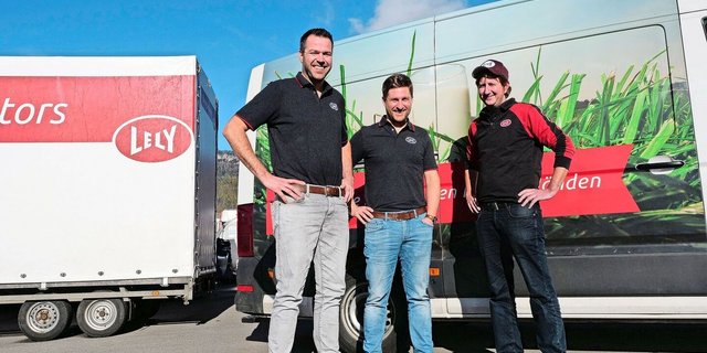 Mit den Gummistiefeln im Kofferraum machen die Verkäufer von Lely ihre Runden. Marcel Schwager (mitte) ist es wichtig, dass man nicht nur vom Futtertenn in den Stall späht, sondern mitten drin steht und sieht, worum es geht. 