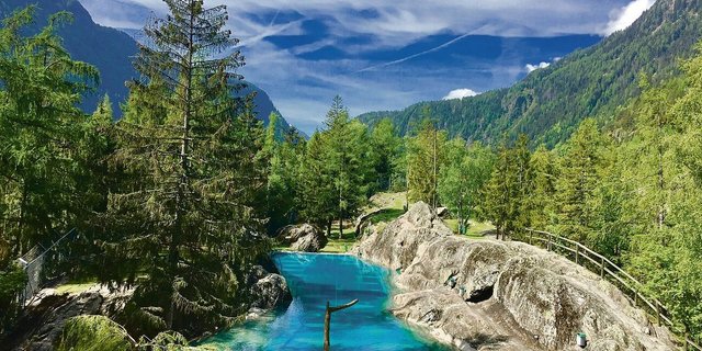 Wasserspass: Das in den Fels gehauene Naturschwimmbad lockt für eine Abkühlung.
