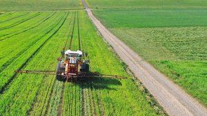 Zurbuchen bringt den Zurbuchen bringt den Komposttee mit der Feldspritze oder mit der Gülle zusammen aus. Einen positiven Effekt konnte er aber nur bei der Gülleausbringung feststellen.