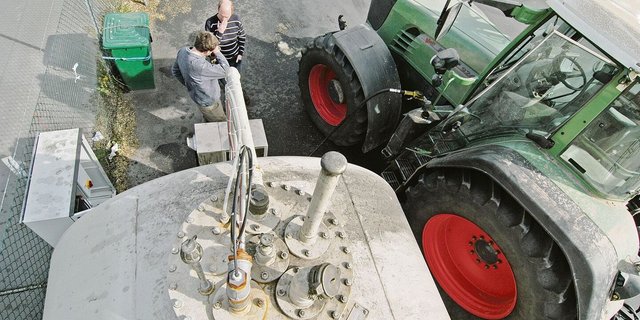 Zwei Landwirte unterhalten sich an der Tankstelle. Ob sich ihr Gespräch um den gestiegenen Dieselpreis dreht?