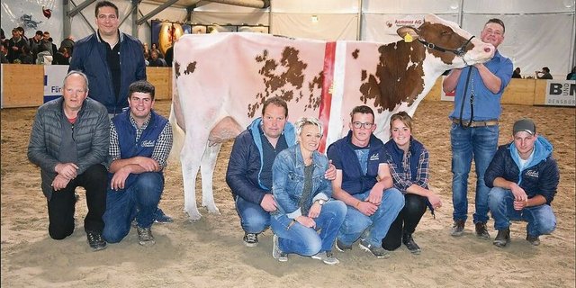 Margrit und Alex Gobeli (in der Mitte) mit ihrer Familie und Freunden anlässlich der BEA 2022, wo Elegance den Titel holte. Links stehend ihr Züchter Beat von Allmen.