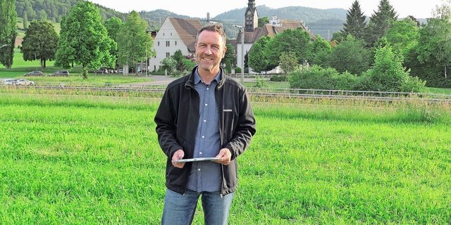 Futterbauberater Daniel Nyfeler an der Flurbegehung auf der Swiss Future Farm in Tänikon.