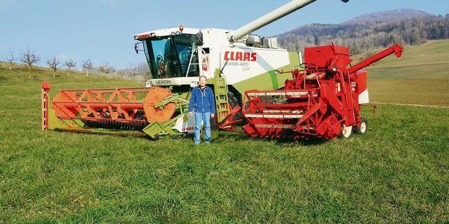 Hans-Martin Kübler ist der Autor des Buches «Mein Weg durchs Bauernleben, 1953 bis 2018». Auf dem Bild ist Kübler 33 Jahre alt und steht vor zwei Mähdreschern, zwischen deren Baujahren 50 Jahre liegen.