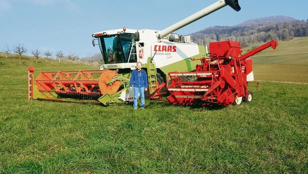 Hans-Martin Kübler ist der Autor des Buches «Mein Weg durchs Bauernleben, 1953 bis 2018». Auf dem Bild ist Kübler 33 Jahre alt und steht vor zwei Mähdreschern, zwischen deren Baujahren 50 Jahre liegen.