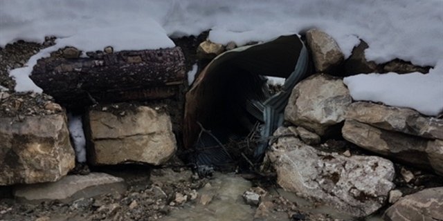 Ein Hangrutsch bei Schwarzsee FR hat diese Zufahrt stark verschoben. (Bild Franz Thalmann)