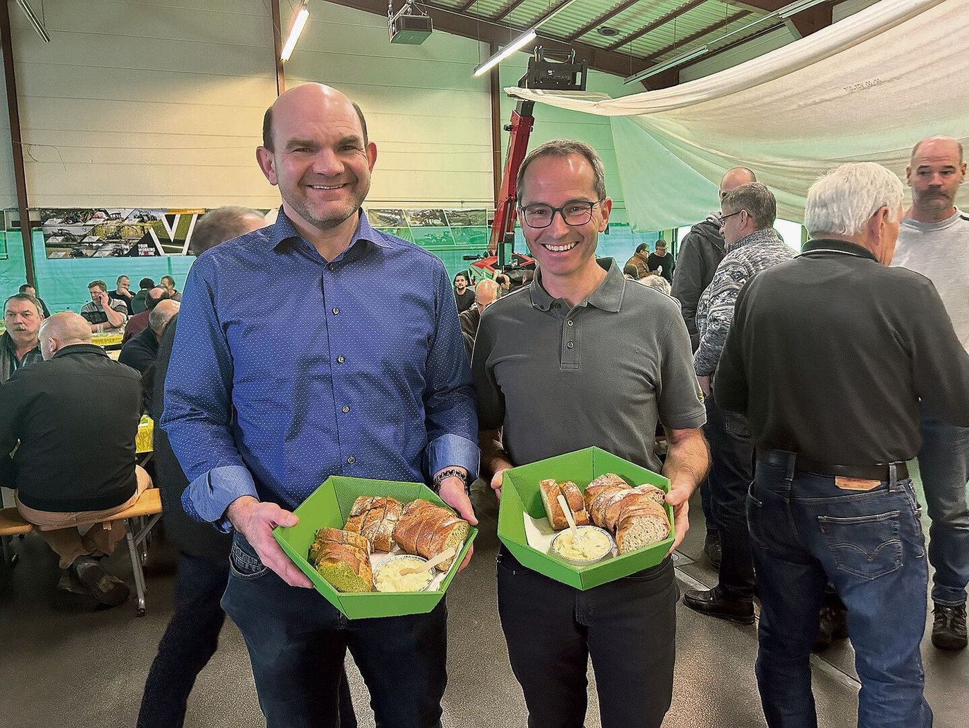 Gastredner Stephan Scheuner (l.) will Schweizer Brot besser in Szene setzen. «Deshalb gibt es heute keine Gipfeli, sondern Brot zum Znüni», erklärte Reto Joos (r.), der durch die Tagung führte.
