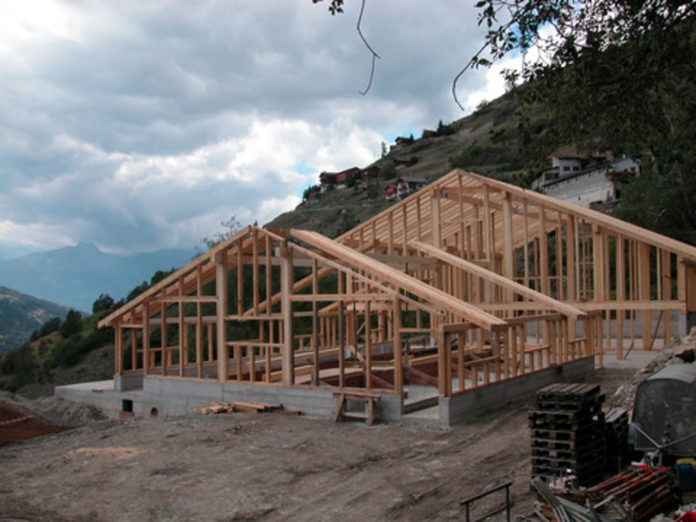 Laut Statistik gehen 40 Prozent der neu bebauten Flächen ausserhalb der Bauzonen in den letzen Jahren auf das Konto landwirtschaftlicher Gebäude. (Symbolbild BauZ)