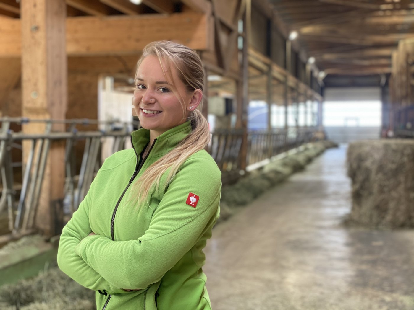 Andrea Ramseyer im Stall ihres Lehrbetriebs in Essertines-sur-Yverdon VD. «Am Anfang habe ich kein Wort verstanden, jetzt geht es ganz gut», sagt die 21-jährige Bernerin aus Oberdiessbach. (Bilder sjh)