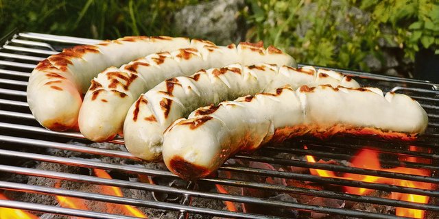 Die Egli-Bratwurst, hergestellt aus Schweizer Zucht-Egli, ist auf dem Grill optisch von einer Kalbsbratwurst  nicht zu unterscheiden. (Bilder zVg / La Perche Loë)