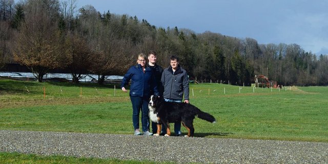 Barbara, Cyril und Urs Huggel machen sich Sorgen um die Zukunft ihres Betriebs (Sohn Andri fehlt). Wird die Wiese im Hintergrund als Gewässerraum ausgeschieden, ist Weiden nicht mehr möglich. Damit fehlt die Futtergrundlage für die 145 Milchkühe. 