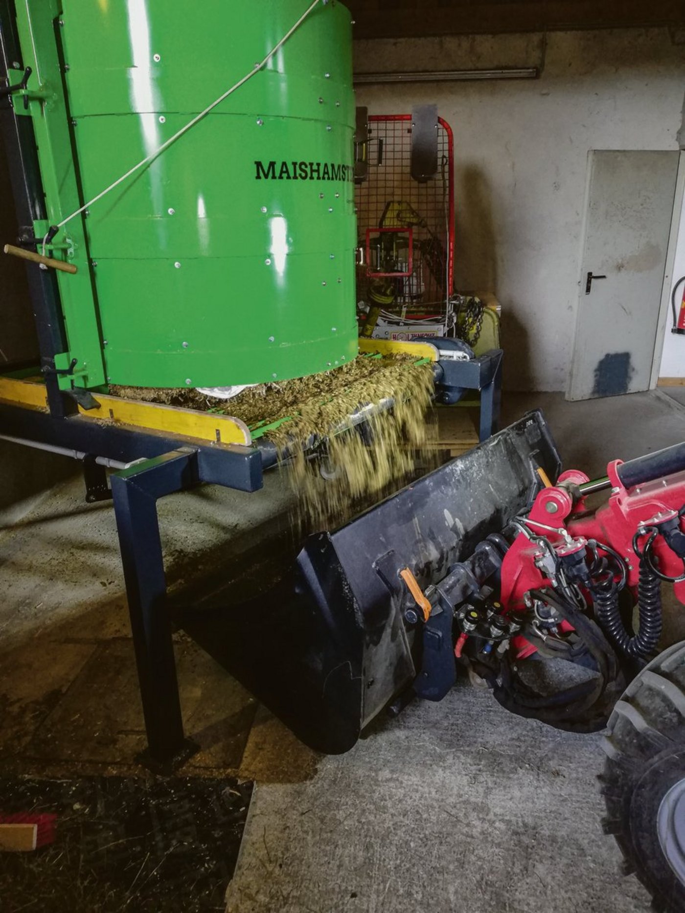 Ein Kratzboden löst die Siloballen von unten nach oben auf. Die Folie wird mit Nägeln festgehalten. (Bild Schuster)